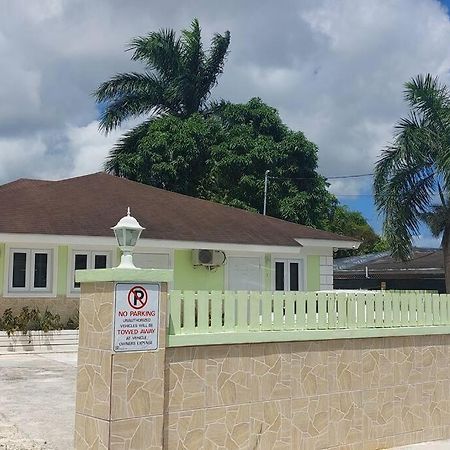 Appartement Budget & Basic In Local Neighborhood, 7Min Drive To Downtown Nassau Beach Paradise Extérieur photo