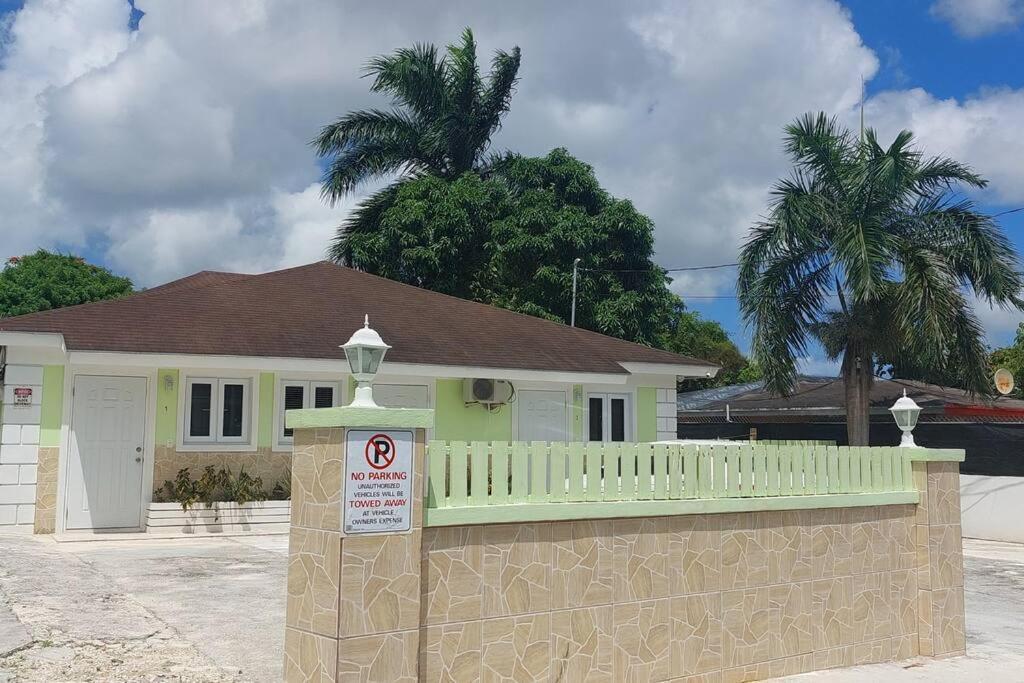 Appartement Budget & Basic In Local Neighborhood, 7Min Drive To Downtown Nassau Beach Paradise Extérieur photo